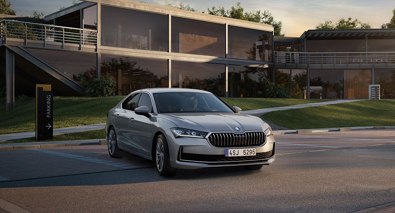 Stříbrná Škoda Superb zaparkovaná před budovou